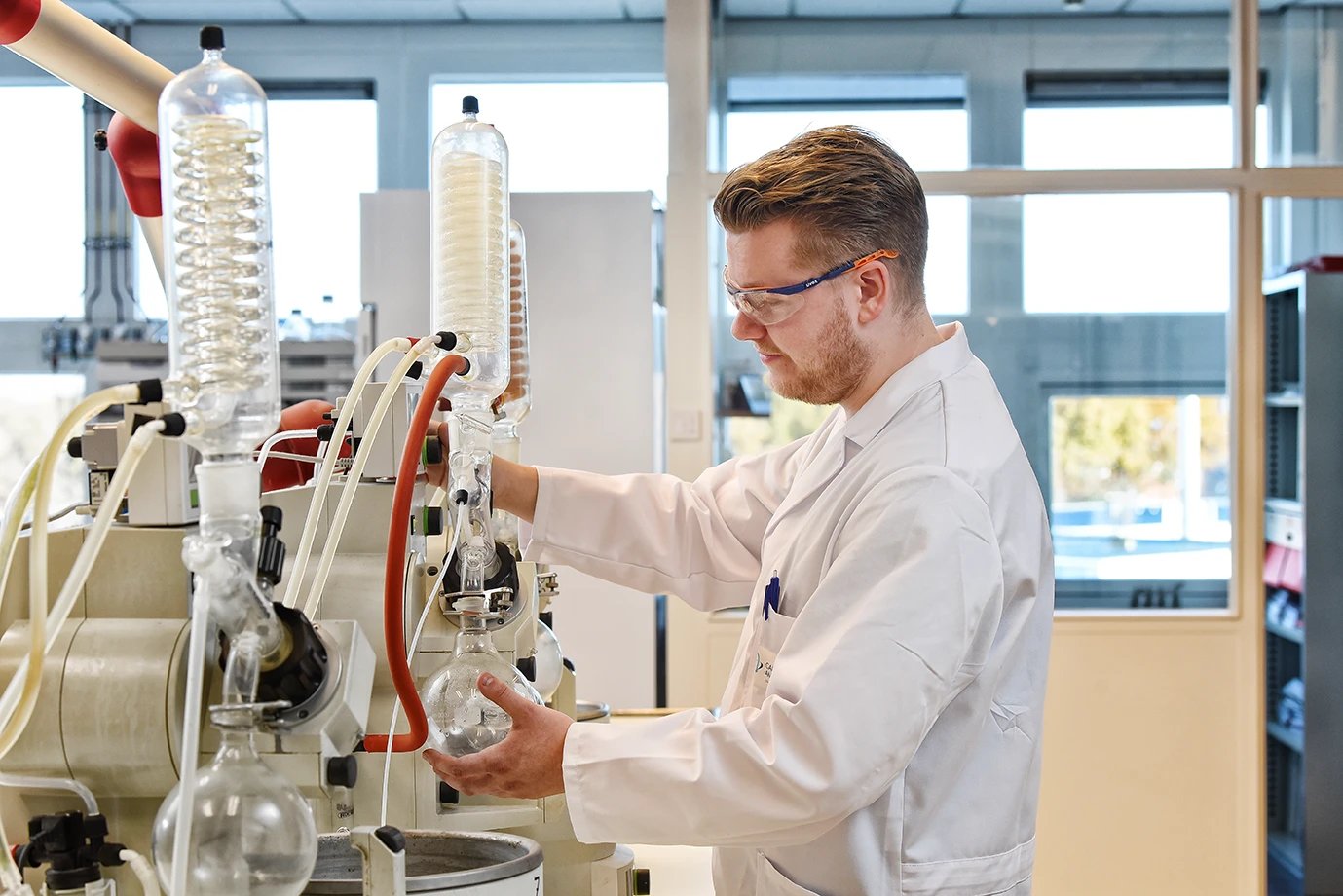 Werken in het laboratorium in de chemische industrie