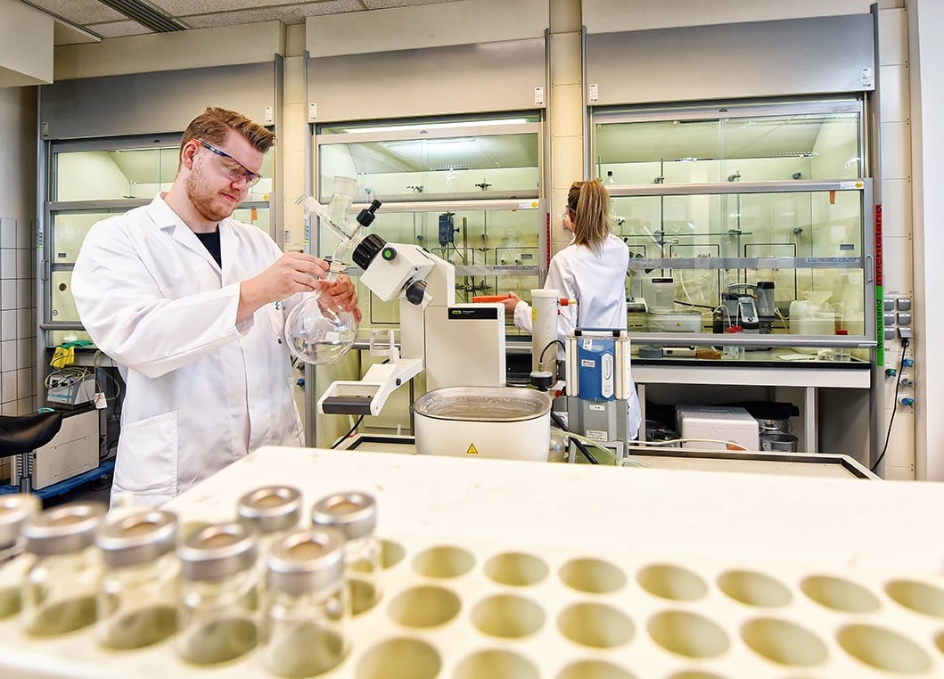 Werken in het laboratorium van de chemische industrie