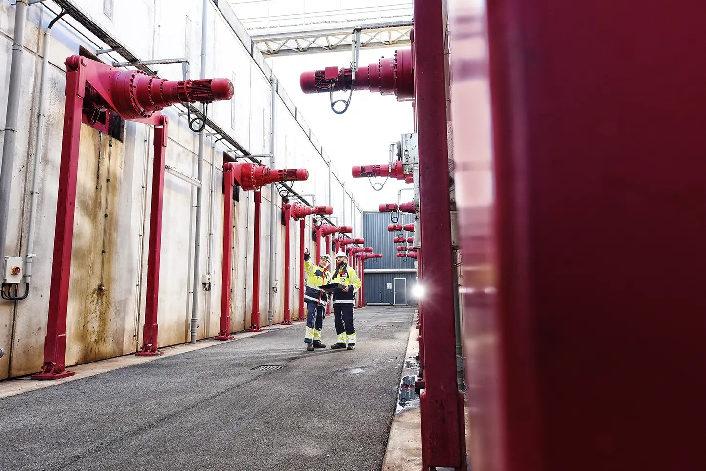 Buiten aan het werk als monteur in de procesindustrie