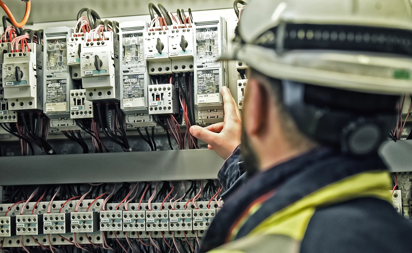 Aan het werk in de procesindustrie, draadjes controleren