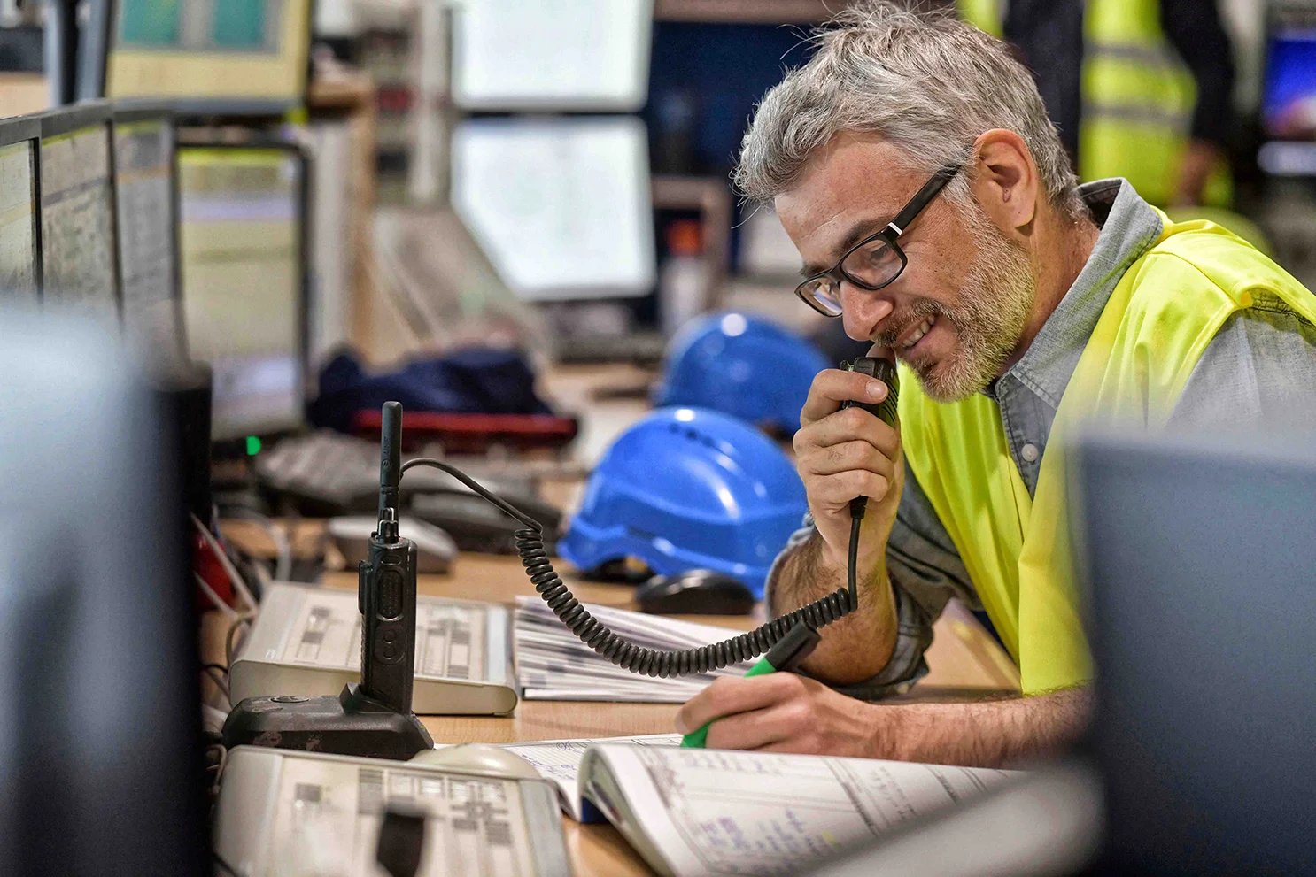 Man aan het bellen in de procesindustrie