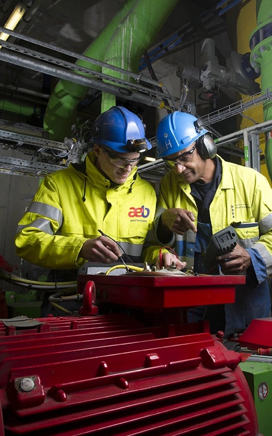 Werknemers aan het werk bij AEB