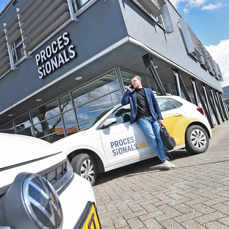 Corstiaan belt naar een klant voor de auto