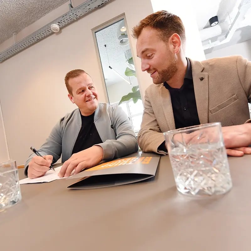 Dennie ondertekent het contract