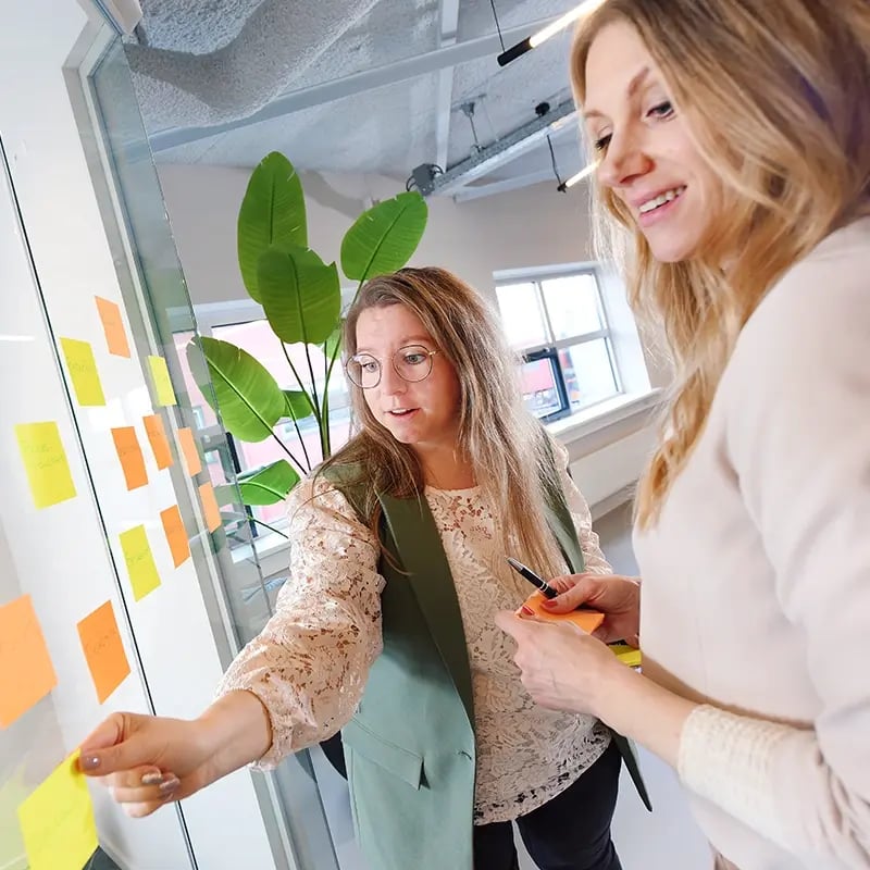 Nanda en Judith vergaderen met post-its