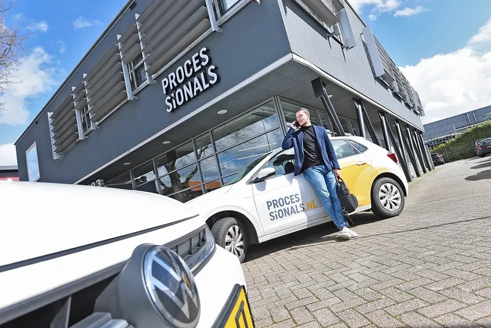 Corstiaan belt een klant bij de auto