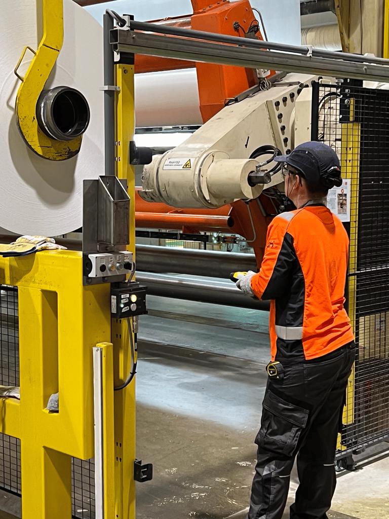 Vrouw aan het werk in de papierindustrie