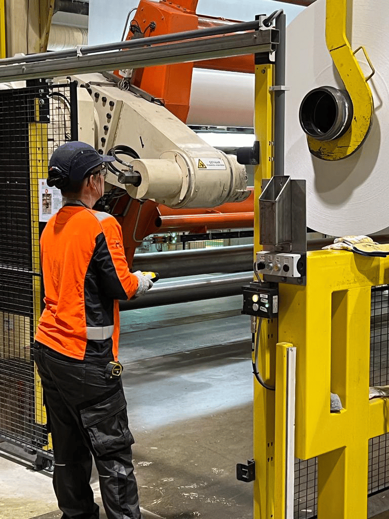 Vrouwelijke operator aan het werk bij Owens Corning in Apeldoorn