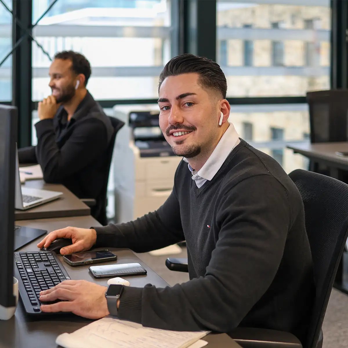 Alex Kovacs aan het werk achter zijn bureau