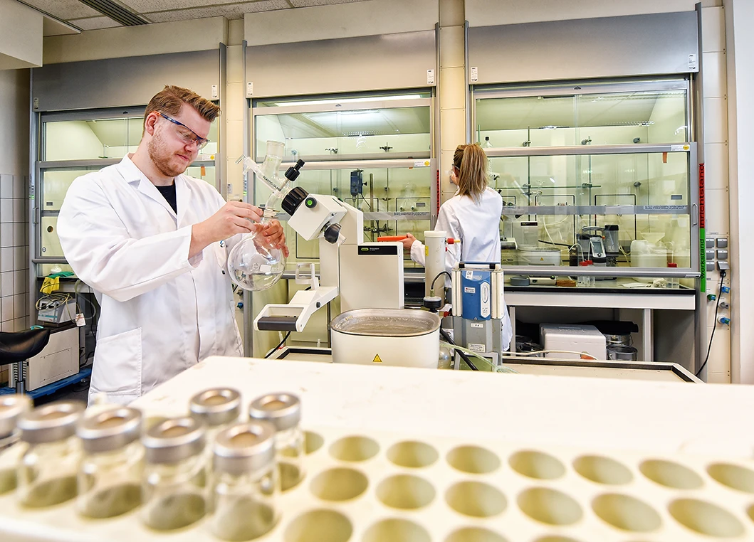Werken in de chemische industrie: laborant aan het werk